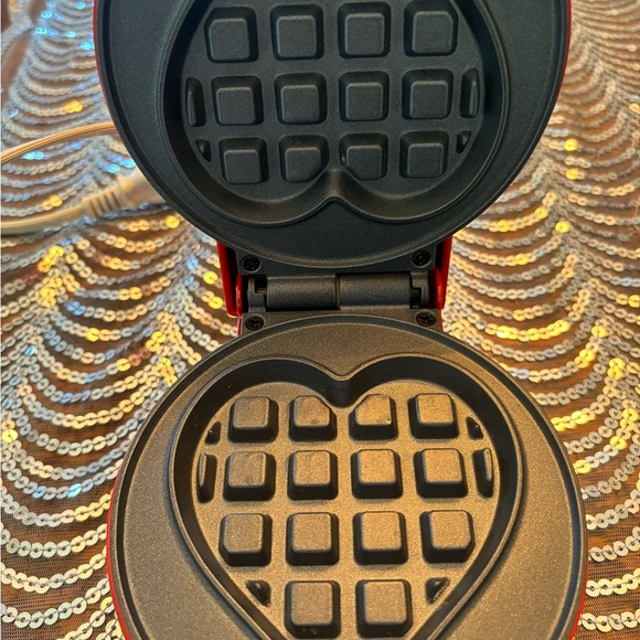 New Nostalgia Red Heart Waffle Maker - Picture 2 of 7